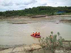 Terpeleset, Petugas Kebersihan Pintu Air Bendung Klambu Tenggelam