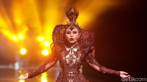 Foto: Megah, Gaya Rossa Jadi Dewi Tanah di Fashion Show Rinaldy A Yunardi