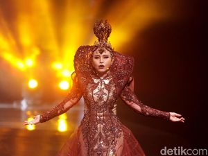 Foto: Megah, Gaya Rossa Jadi Dewi Tanah di Fashion Show Rinaldy A Yunardi Foto: Megah, Gaya Rossa Jadi Dewi Tanah di Fashion Show Rinaldy A Yunardi