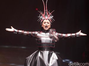 Rilis Imajinasi, Titi DJ Pertahankan Gaya Nyentriknya