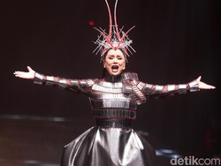 Rilis Imajinasi, Titi DJ Pertahankan Gaya Nyentriknya