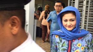 Senyum Ny Deisti Usai Jenguk Setya Novanto