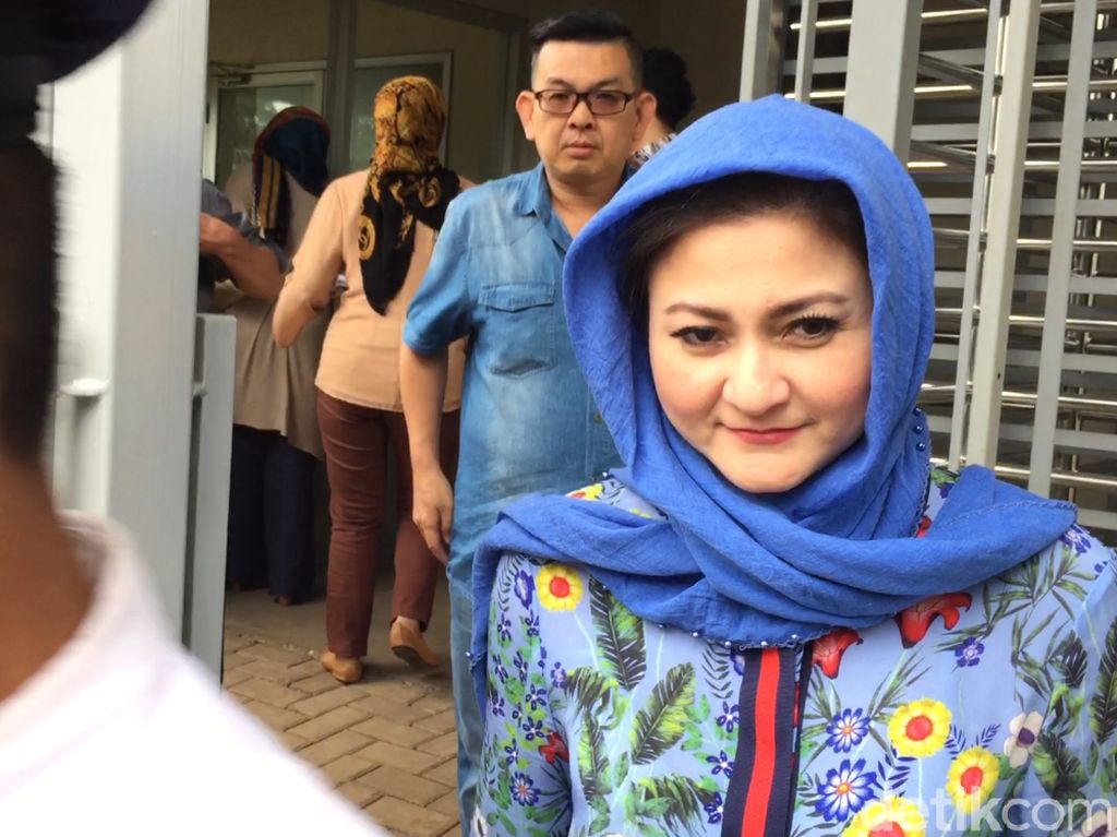 Foto: Gaya Kerudung Matching Istri Setya Novanto dari KPK hingga ke Rutan