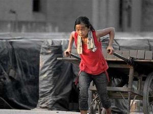 Inspiratif! Gadis Kecil 10 Tahun Rela Jadi Kuli Demi Obati Kakek Neneknya