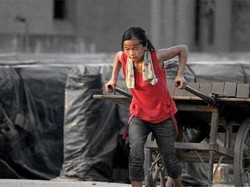 Inspiratif! Gadis Kecil 10 Tahun Rela Jadi Kuli Demi Obati Kakek Neneknya