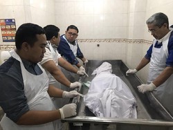 Fadli Zon Dampingi Jenazah AM Fatwa Dimandikan di Kamar Jenazah