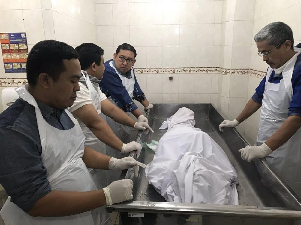 Fadli Zon Dampingi Jenazah AM Fatwa Dimandikan di Kamar Jenazah Fadli Zon Dampingi Jenazah AM Fatwa Dimandikan di Kamar Jenazah