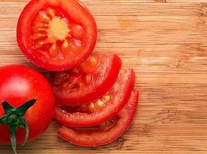 7 Manfaat Masker Tomat untuk Kecantikan Wajah 7 Manfaat Masker Tomat untuk Kecantikan Wajah