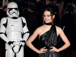 Daisy Ridley Tampil Pakai Gaun Mirip Kantung Sampah di Premier Star Wars