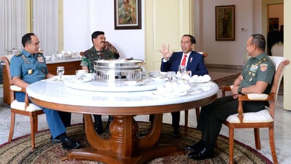 Potret Kebersamaan Santap Siang Jokowi dengan 3 Bintang 4