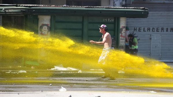 Chaos dan Semburan Air Kuning di Balik Gagalnya Sidang DPR Argentina