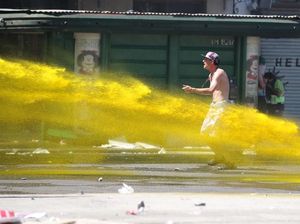 Chaos dan Semburan Air Kuning di Balik Gagalnya Sidang DPR Argentina