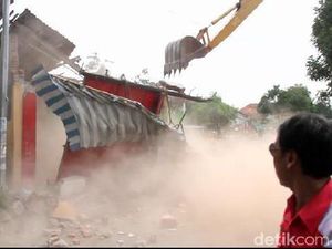 1.229 Bangunan Liar di Daerah Irigasi Pemali Brebes Dibongkar Paksa