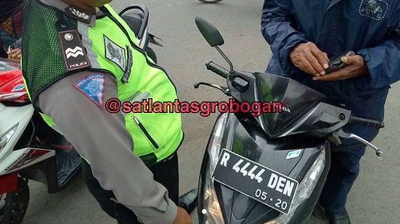 Tak Hanya ABG Sexi, Pelat Nomor Pak Raden Juga Terciduk