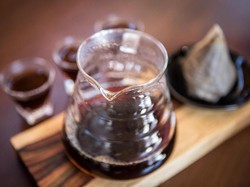 Terlalu Banyak Ngopi? Ini Cara Kurangi Efek Negatif Kafeinnya