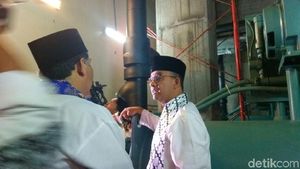 Momen Anies Baswedan Cek Tembok DPRD DKI yang Miring dan Retak
