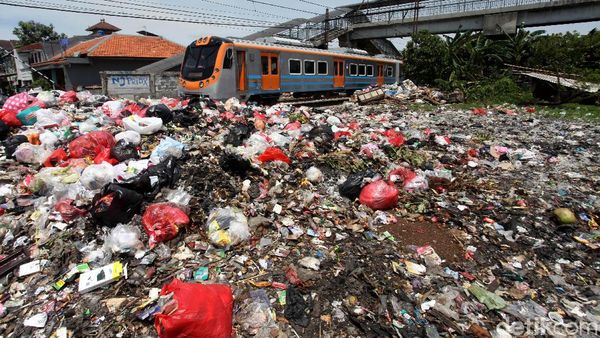 Jorok! Sampah Menumpuk di Sepanjang Rel KA