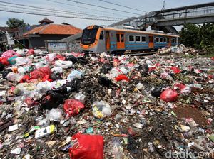 Jorok! Sampah Menumpuk di Sepanjang Rel KA