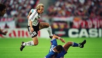 Juergen Klinsmann punya 11 gol dari tiga Piala Dunia (1990. 1994, dan 1998) bersama timnas Jerman (Clive Brunskill/Getty Images)