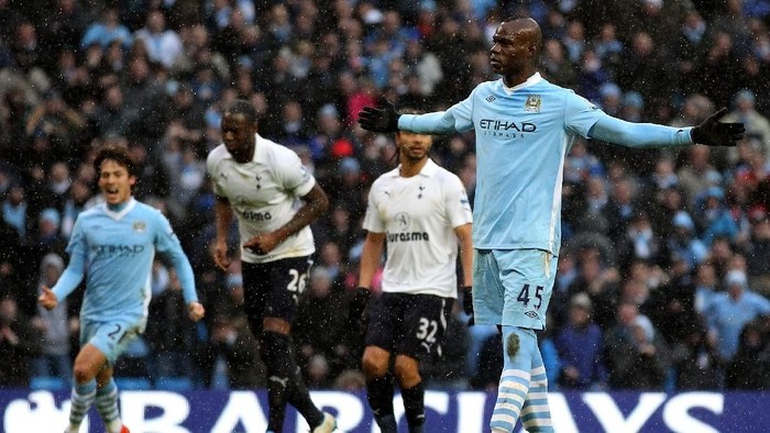 MANCHESTER, ENGLAND - JANUARY 22:  Mario Balotelli of Manchester City celebrates scoring his teams third goal from a penalty during the Barclays Premier League match between Manchester City and Tottenham Hotspur at the Etihad Stadium on January 22, 2012 in Manchester, England.  (Photo by Alex Livesey/Getty Images)