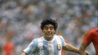 Diego Maradona jelas striker terbaik sepanjang masa yang pernah tampil di Piala Dunia. Dua gol ajaibnya ke gawang Inggris di perempatfinal Piala Dunia 1986, turut membantu Argentina keluar sebagai juara dengan mengalahkan Jerman Barat 3-2 di final. (Foto: Mike King/Allsport)