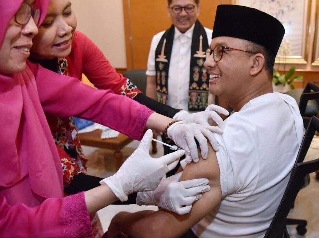 Ketika Gubernur Anies Turut Disuntik Vaksin Difteri