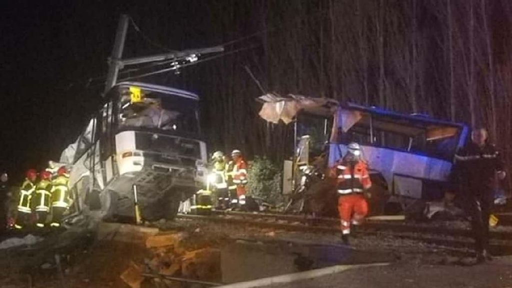 Penampakan Mengerikan Bus di Prancis Terbelah Usai Ditabrak Kereta