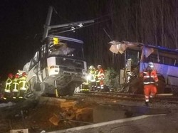 VIDEO: Bus Sekolah Terbelah Dua Dihantam Kereta, Empat Tewas