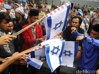 Aksi di Depan Kedubes AS Kecam Trump dan Israel
