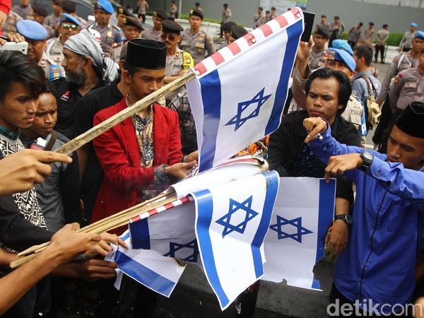 Aksi di Depan Kedubes AS Kecam Trump dan Israel