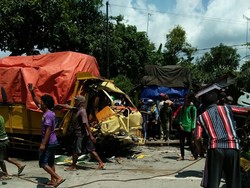 Truk Adu Banteng di Bojonegoro, 5 Orang Selamat