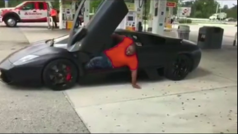 Badan Gemuk Bikin Pria Ini Kesulitan Keluar dari Lamborghini Badan Gemuk Bikin Pria Ini Kesulitan Keluar dari Lamborghini
