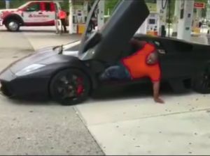 Badan Gemuk Bikin Pria Ini Kesulitan Keluar dari Lamborghini