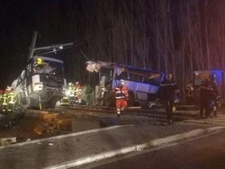 Mengerikan! Ditabrak Kereta, Bus Sekolah di Prancis Terbelah Dua