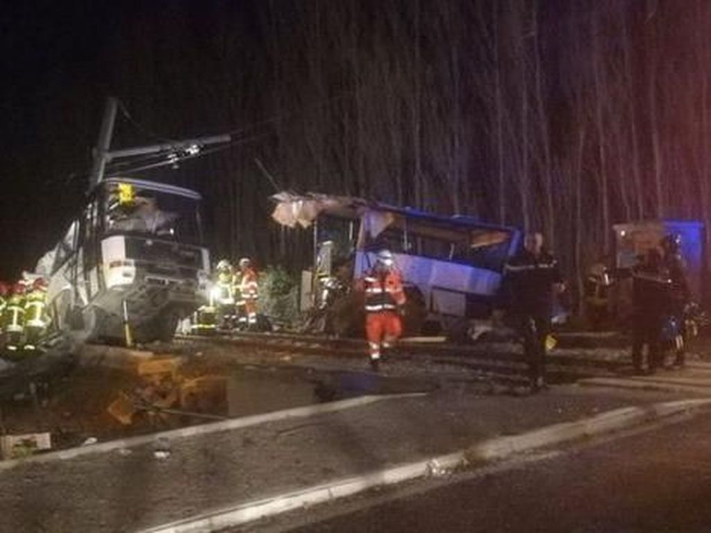 Mengerikan! Ditabrak Kereta, Bus Sekolah di Prancis Terbelah Dua Mengerikan! Ditabrak Kereta, Bus Sekolah di Prancis Terbelah Dua
