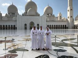 Di Abu Dhabi, Pemain Madrid dan WAGs Kunjungi Masjid
