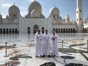Di Abu Dhabi, Pemain Madrid dan WAGs Kunjungi Masjid