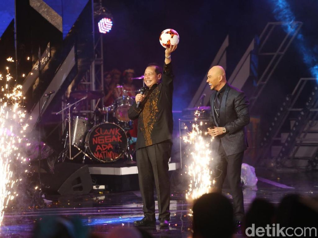 Jadi Stuntman Deddy Corbuzier, Chairul Tanjung Umumkan Piala Dunia 2018 di HUT Transmedia Jadi Stuntman Deddy Corbuzier, Chairul Tanjung Umumkan Piala Dunia 2018 di HUT Transmedia