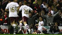 Arsenal juga pernah mencatatkan laju 28 pertandingan tak merasakan kekalahan di semua ajang. Mereka menorehkannya di tahun 2007. (Foto: Clive Rose/Getty Images)