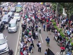 Saat Dirigen Viking Ajak Massa Selawat di Aksi Bela Palestina