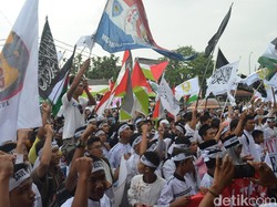 Massa Gelar Aksi Bela Palestina di Depan Masjid At Taqwa Cirebon
