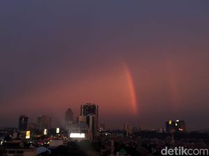 Cantiknya Pelangi Senja di Langit Timur Jakarta