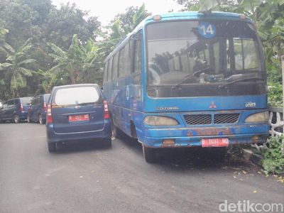 Nasib Mobil-mobil Dinas Anggota DPR yang Telantar dan Tak Terawat