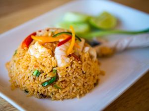 Jelang Akhir Pekan Enaknya Makan Nasgor Tom Yam yang Pedas di Sini