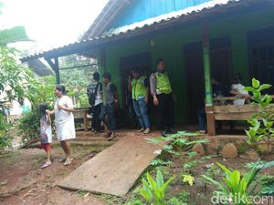 Rumah Dukun Pengganda Uang yang Kubur 2 Orang di Batang Dijaga Polisi Rumah Dukun Pengganda Uang yang Kubur 2 Orang di Batang Dijaga Polisi