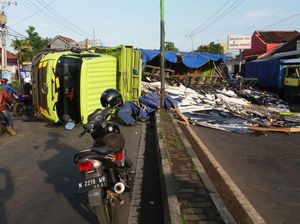 Sopir Ngantuk, Truk Muat Kaca Terguling di Pasuruan