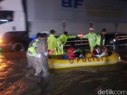 Jalan Raya Bandung-Garut Banjir, Kendaraan Tak Bisa Melintas