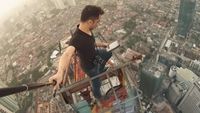Aksi Menantang Maut Rooftopper Lokal di Gedung Tertinggi Jakarta