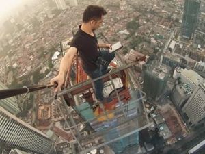 Aksi Menantang Maut Rooftopper Lokal di Gedung Tertinggi Jakarta