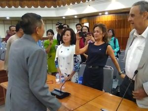 Gunung Agung Awas, Gubernur Bilang Bali Aman ke Konsulat Asing